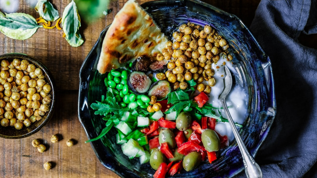 ciecierzyca, oliwki, papryka – sałatka w diecie wegańskiej 